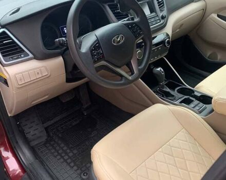 Красный Хендай Туксон, объемом двигателя 2 л и пробегом 123 тыс. км за 15300 $, фото 9 на Automoto.ua