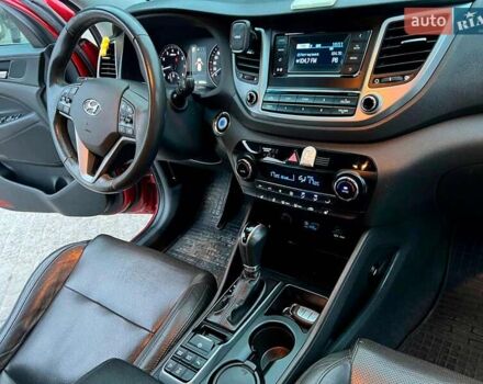 Червоний Хендай Туксон, об'ємом двигуна 2 л та пробігом 136 тис. км за 18690 $, фото 42 на Automoto.ua