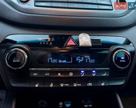 Червоний Хендай Туксон, об'ємом двигуна 2 л та пробігом 136 тис. км за 18690 $, фото 30 на Automoto.ua