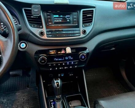 Червоний Хендай Туксон, об'ємом двигуна 2 л та пробігом 136 тис. км за 18690 $, фото 28 на Automoto.ua