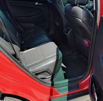 Червоний Хендай Туксон, об'ємом двигуна 2 л та пробігом 72 тис. км за 21500 $, фото 7 на Automoto.ua