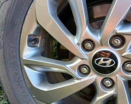 Красный Хендай Туксон, объемом двигателя 2 л и пробегом 133 тыс. км за 17900 $, фото 12 на Automoto.ua