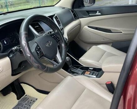 Красный Хендай Туксон, объемом двигателя 2 л и пробегом 160 тыс. км за 17500 $, фото 1 на Automoto.ua