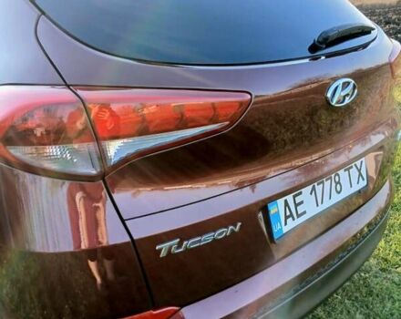 Красный Хендай Туксон, объемом двигателя 2 л и пробегом 133 тыс. км за 17900 $, фото 5 на Automoto.ua