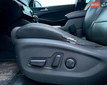 Червоний Хендай Туксон, об'ємом двигуна 2 л та пробігом 136 тис. км за 18690 $, фото 20 на Automoto.ua