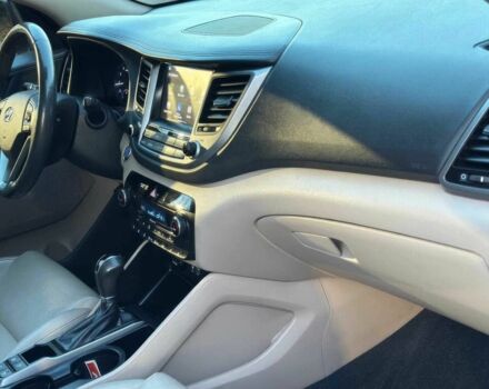 Красный Хендай Туксон, объемом двигателя 1.6 л и пробегом 37 тыс. км за 11550 $, фото 9 на Automoto.ua