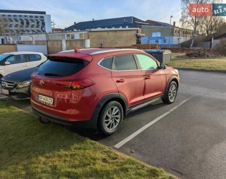 Красный Хендай Туксон, объемом двигателя 2 л и пробегом 157 тыс. км за 20000 $, фото 3 на Automoto.ua