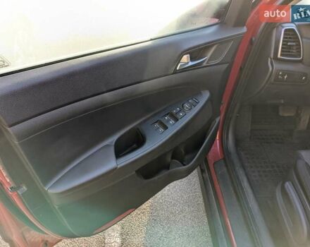 Красный Хендай Туксон, объемом двигателя 2 л и пробегом 157 тыс. км за 20000 $, фото 6 на Automoto.ua