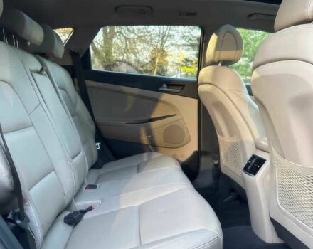 Красный Хендай Туксон, объемом двигателя 1.6 л и пробегом 37 тыс. км за 11550 $, фото 10 на Automoto.ua