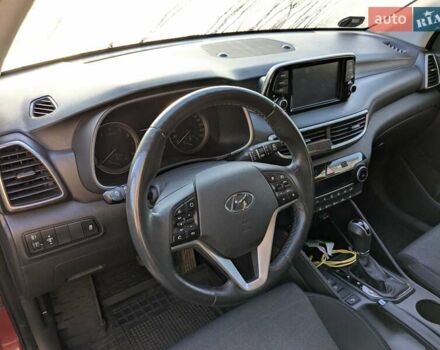 Красный Хендай Туксон, объемом двигателя 2 л и пробегом 157 тыс. км за 20000 $, фото 4 на Automoto.ua