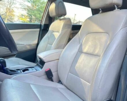 Красный Хендай Туксон, объемом двигателя 1.6 л и пробегом 37 тыс. км за 11550 $, фото 11 на Automoto.ua