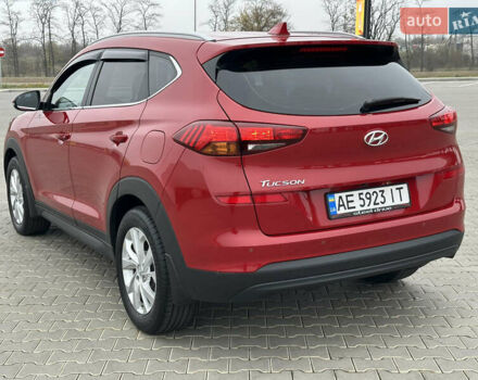 Красный Хендай Туксон, объемом двигателя 2 л и пробегом 91 тыс. км за 18800 $, фото 6 на Automoto.ua