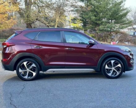 Красный Хендай Туксон, объемом двигателя 1.6 л и пробегом 37 тыс. км за 11550 $, фото 3 на Automoto.ua