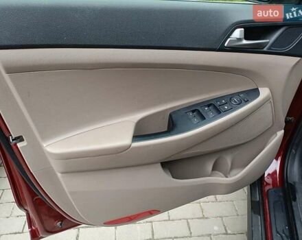 Красный Хендай Туксон, объемом двигателя 2 л и пробегом 116 тыс. км за 19200 $, фото 6 на Automoto.ua