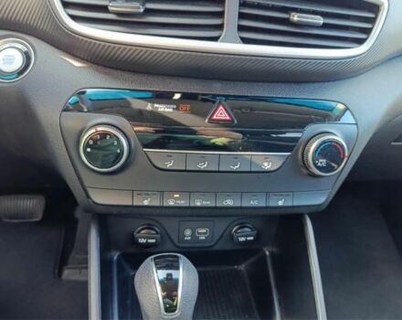 Красный Хендай Туксон, объемом двигателя 2 л и пробегом 130 тыс. км за 13000 $, фото 16 на Automoto.ua