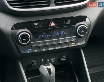 Красный Хендай Туксон, объемом двигателя 2 л и пробегом 64 тыс. км за 30500 $, фото 22 на Automoto.ua