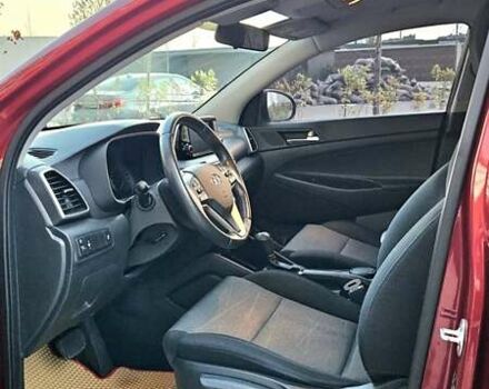 Красный Хендай Туксон, объемом двигателя 2 л и пробегом 94 тыс. км за 19500 $, фото 15 на Automoto.ua