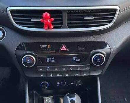 Красный Хендай Туксон, объемом двигателя 2 л и пробегом 68 тыс. км за 22000 $, фото 15 на Automoto.ua