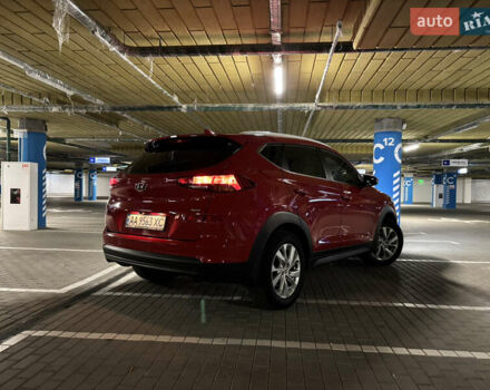 Красный Хендай Туксон, объемом двигателя 2 л и пробегом 95 тыс. км за 21500 $, фото 3 на Automoto.ua