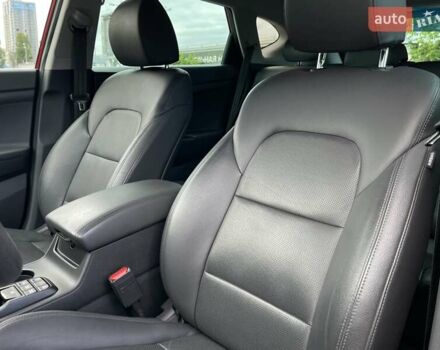 Красный Хендай Туксон, объемом двигателя 2 л и пробегом 64 тыс. км за 30500 $, фото 18 на Automoto.ua