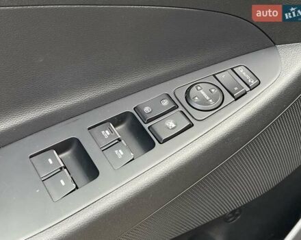 Красный Хендай Туксон, объемом двигателя 2 л и пробегом 64 тыс. км за 30500 $, фото 16 на Automoto.ua