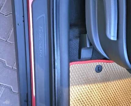 Красный Хендай Туксон, объемом двигателя 2 л и пробегом 94 тыс. км за 19500 $, фото 28 на Automoto.ua