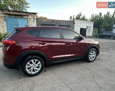 Красный Хендай Туксон, объемом двигателя 2 л и пробегом 119 тыс. км за 15500 $, фото 7 на Automoto.ua