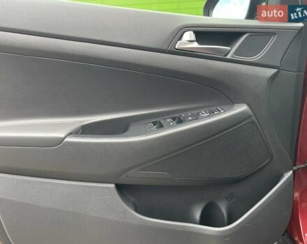 Красный Хендай Туксон, объемом двигателя 2 л и пробегом 64 тыс. км за 30500 $, фото 15 на Automoto.ua