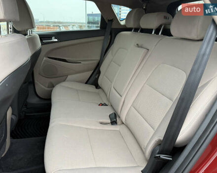 Красный Хендай Туксон, объемом двигателя 0 л и пробегом 175 тыс. км за 19900 $, фото 16 на Automoto.ua