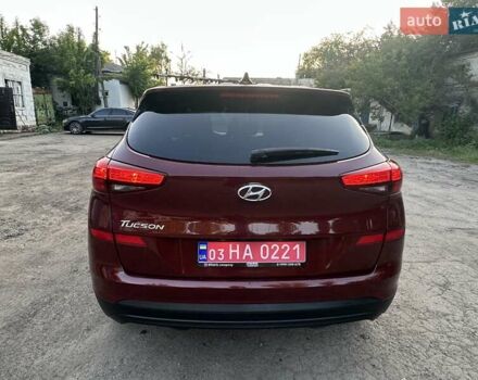 Красный Хендай Туксон, объемом двигателя 2 л и пробегом 119 тыс. км за 15500 $, фото 11 на Automoto.ua