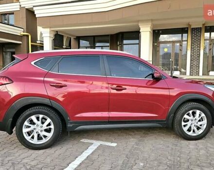 Красный Хендай Туксон, объемом двигателя 2 л и пробегом 94 тыс. км за 19500 $, фото 3 на Automoto.ua