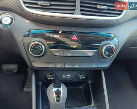 Красный Хендай Туксон, объемом двигателя 2 л и пробегом 97 тыс. км за 20000 $, фото 12 на Automoto.ua