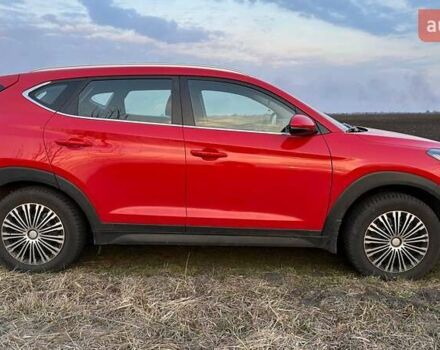 Красный Хендай Туксон, объемом двигателя 2 л и пробегом 68 тыс. км за 22000 $, фото 5 на Automoto.ua