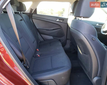 Красный Хендай Туксон, объемом двигателя 2 л и пробегом 71 тыс. км за 13300 $, фото 9 на Automoto.ua