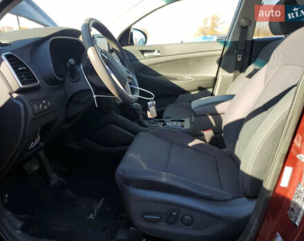 Красный Хендай Туксон, объемом двигателя 2 л и пробегом 71 тыс. км за 13300 $, фото 6 на Automoto.ua