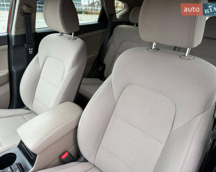 Красный Хендай Туксон, объемом двигателя 0 л и пробегом 175 тыс. км за 18900 $, фото 11 на Automoto.ua