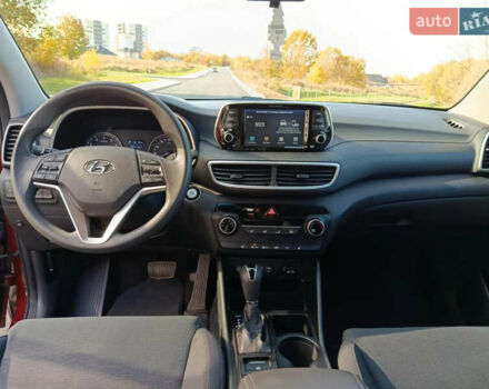 Красный Хендай Туксон, объемом двигателя 2 л и пробегом 97 тыс. км за 20000 $, фото 8 на Automoto.ua