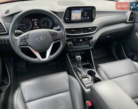 Красный Хендай Туксон, объемом двигателя 2 л и пробегом 64 тыс. км за 30500 $, фото 12 на Automoto.ua