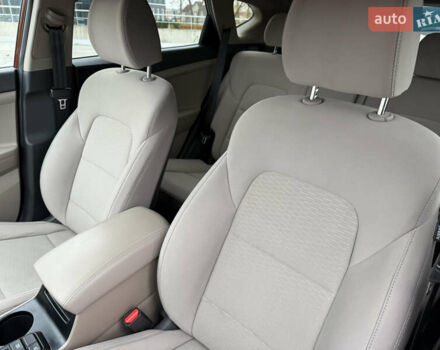 Красный Хендай Туксон, объемом двигателя 0 л и пробегом 175 тыс. км за 19900 $, фото 17 на Automoto.ua