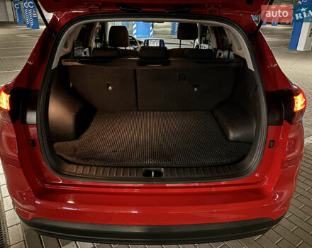 Красный Хендай Туксон, объемом двигателя 2 л и пробегом 95 тыс. км за 21500 $, фото 13 на Automoto.ua