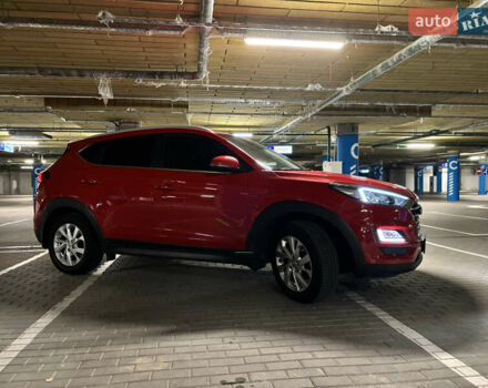 Красный Хендай Туксон, объемом двигателя 2 л и пробегом 95 тыс. км за 21500 $, фото 2 на Automoto.ua