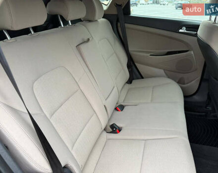 Красный Хендай Туксон, объемом двигателя 0 л и пробегом 175 тыс. км за 18900 $, фото 15 на Automoto.ua