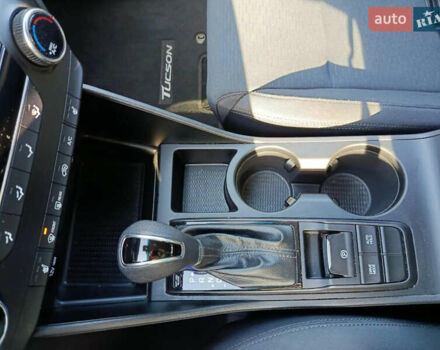 Красный Хендай Туксон, объемом двигателя 2 л и пробегом 97 тыс. км за 20000 $, фото 15 на Automoto.ua