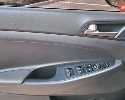 Красный Хендай Туксон, объемом двигателя 2 л и пробегом 94 тыс. км за 19500 $, фото 18 на Automoto.ua