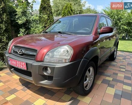 Красный Хендай Туксон, объемом двигателя 2 л и пробегом 119 тыс. км за 7000 $, фото 1 на Automoto.ua