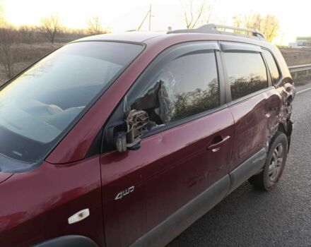 Красный Хендай Туксон, объемом двигателя 2 л и пробегом 170 тыс. км за 4000 $, фото 1 на Automoto.ua