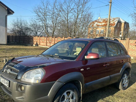 Хендай Туксон 2008 в Львове на Automoto.ua Красный Хендай Туксон, объемом двигателя 1.98 л и пробегом 290 тыс. км за 7100 $, фото 1 на Automoto.ua