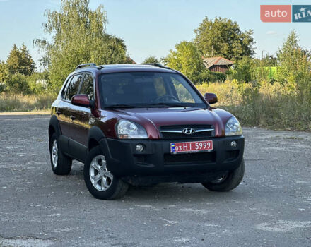 Красный Хендай Туксон, объемом двигателя 2 л и пробегом 161 тыс. км за 8700 $, фото 1 на Automoto.ua