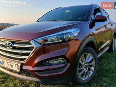 Красный Хендай Туксон, объемом двигателя 2 л и пробегом 133 тыс. км за 17900 $, фото 1 на Automoto.ua