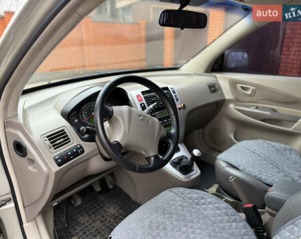 Хендай Туксон, объемом двигателя 2 л и пробегом 248 тыс. км за 7300 $, фото 7 на Automoto.ua